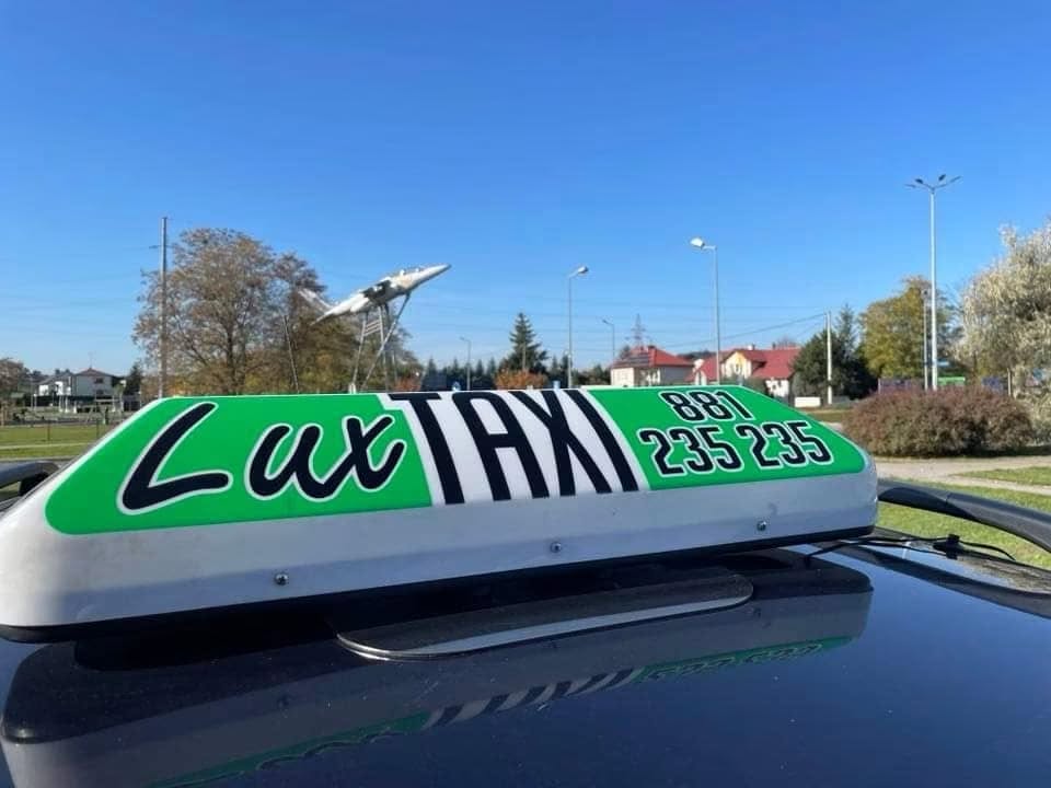 Kogut LUX Taxi z numerem 881 235 235 na dachu samochodu w Mielcu