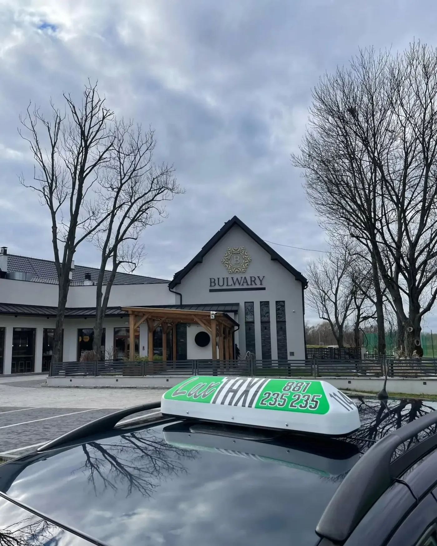 Samochód LUX Taxi przed restauracją Bulwary